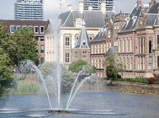 The Vijer Pond in the 1960s.    In the photo taken in 2017 the trees have grown and there are some new high rise buildings behind the Parliament. One day when Joan was painting the picture of the Parliament building she enjoyed a conversation with Princess Beatrix, who was quite often seen walking or cycling around The Hague.