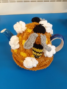 Kate has knitted the tea cosy that has been decorated beautifully with bees. It is soon to be winging its way to Australia as a gift for her sister's friend